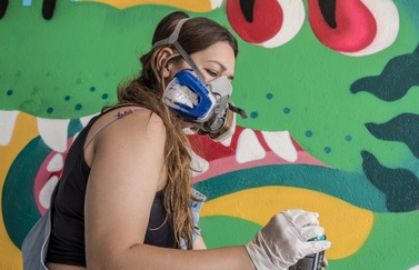 Fátima de Juan realiza un mural en Lunetta, Italia, dentro del ciclo Without Frontiers-Lunetta a Colori, en el que reclama el espacio de la naturaleza en el entorno urbano