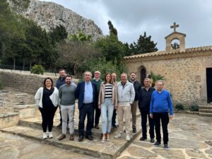 El Govern, a través de l'IEB, i el Consell ...
