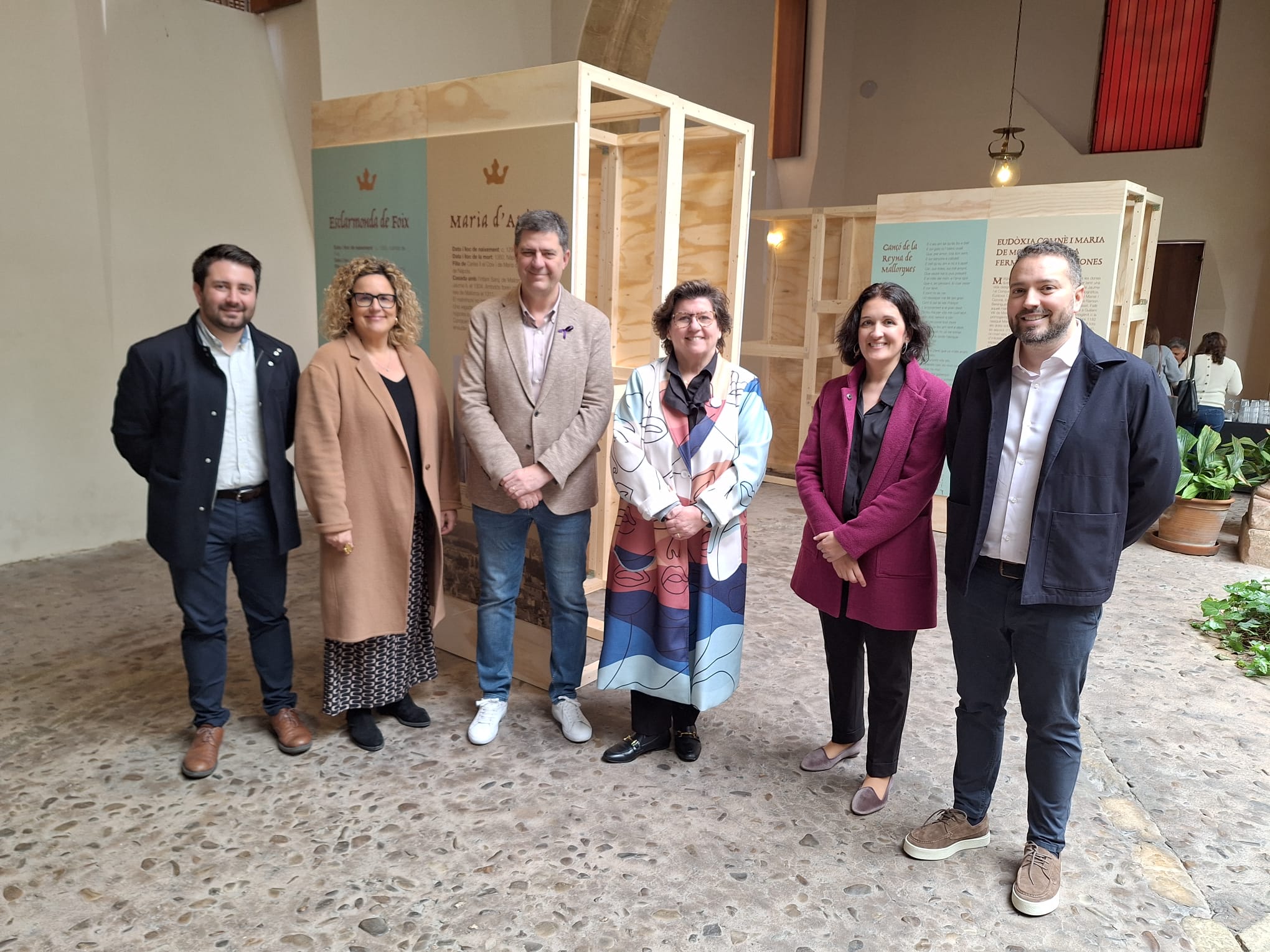 Los directores del Instituto de Estudios Baleáricos (IEB) asisten a la inauguración de la exposición “Dones i Reines de Mallorca”, con motivo del 8M