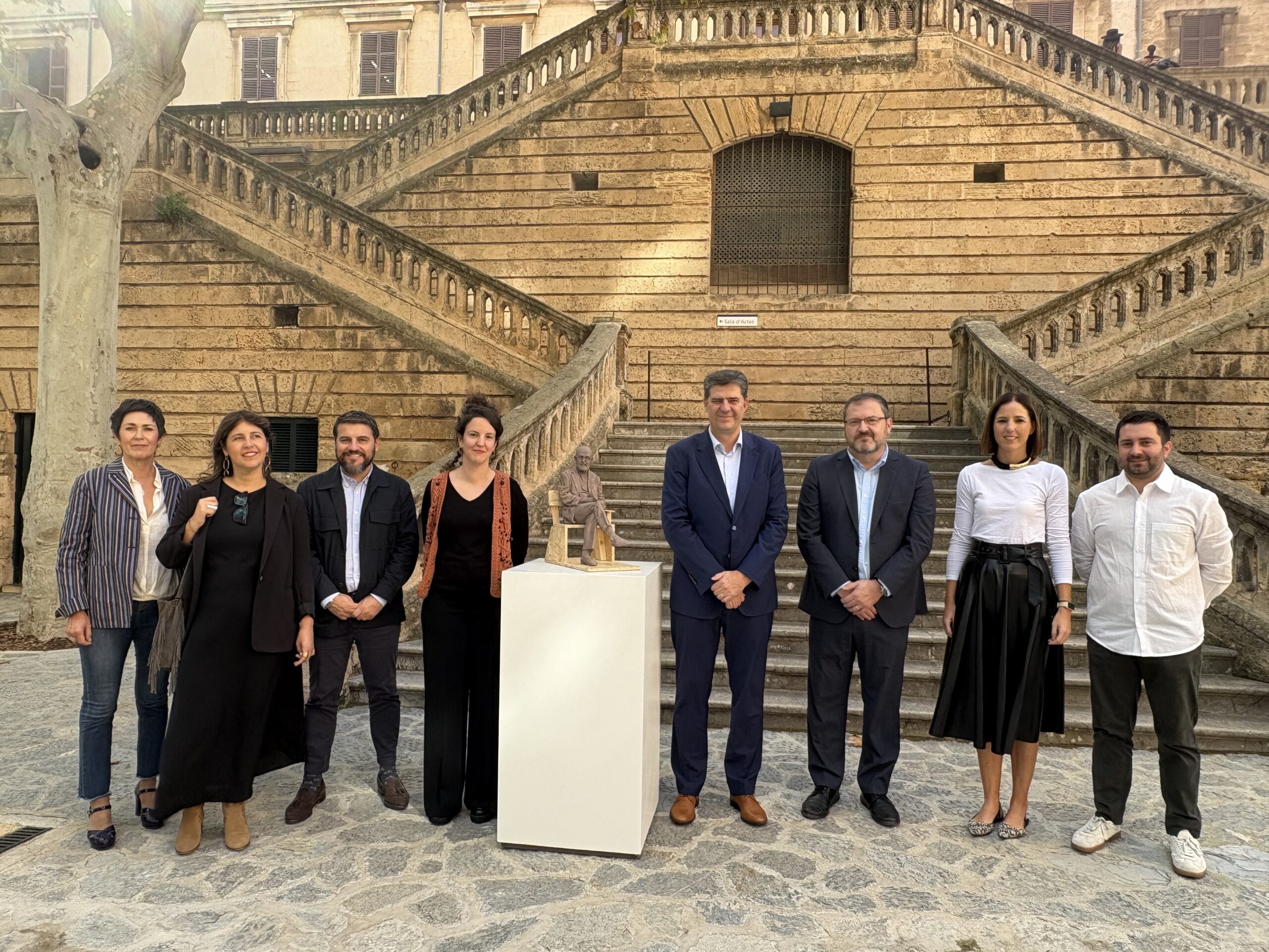 El Govern rinde homenaje a Josep Maria Llompart con una escultura